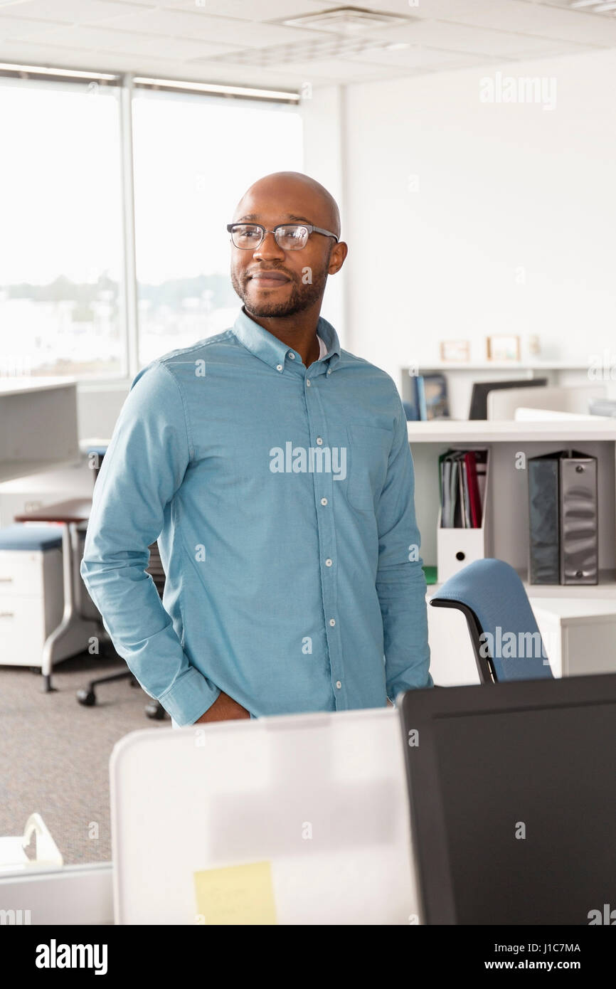 Sorridente African American man standing in office Foto Stock