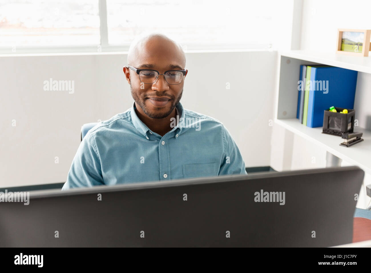 African American uomo utilizzando computer in ufficio Foto Stock