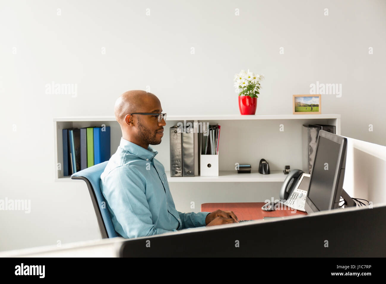 African American uomo utilizzando computer in ufficio Foto Stock