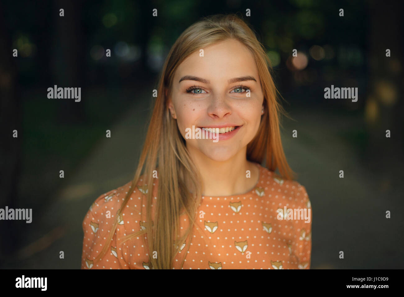 Ritratto di sorridente donna caucasica Foto Stock