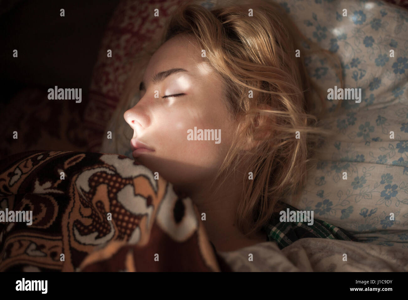 Caucasian donna che dorme nel letto Foto Stock
