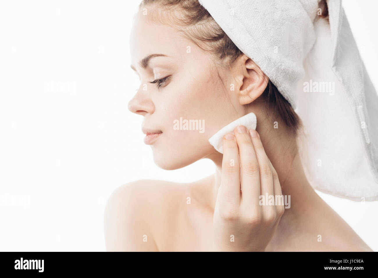 La donna caucasica mento di pulizia con imbottitura Foto Stock