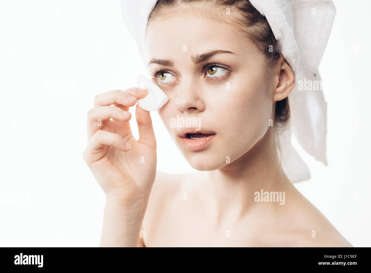 La donna caucasica occhio di pulizia con imbottitura Foto Stock