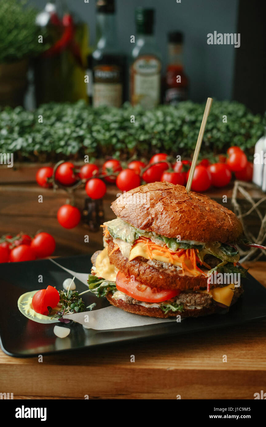 Gourmet cheeseburger sulla piastra Foto Stock