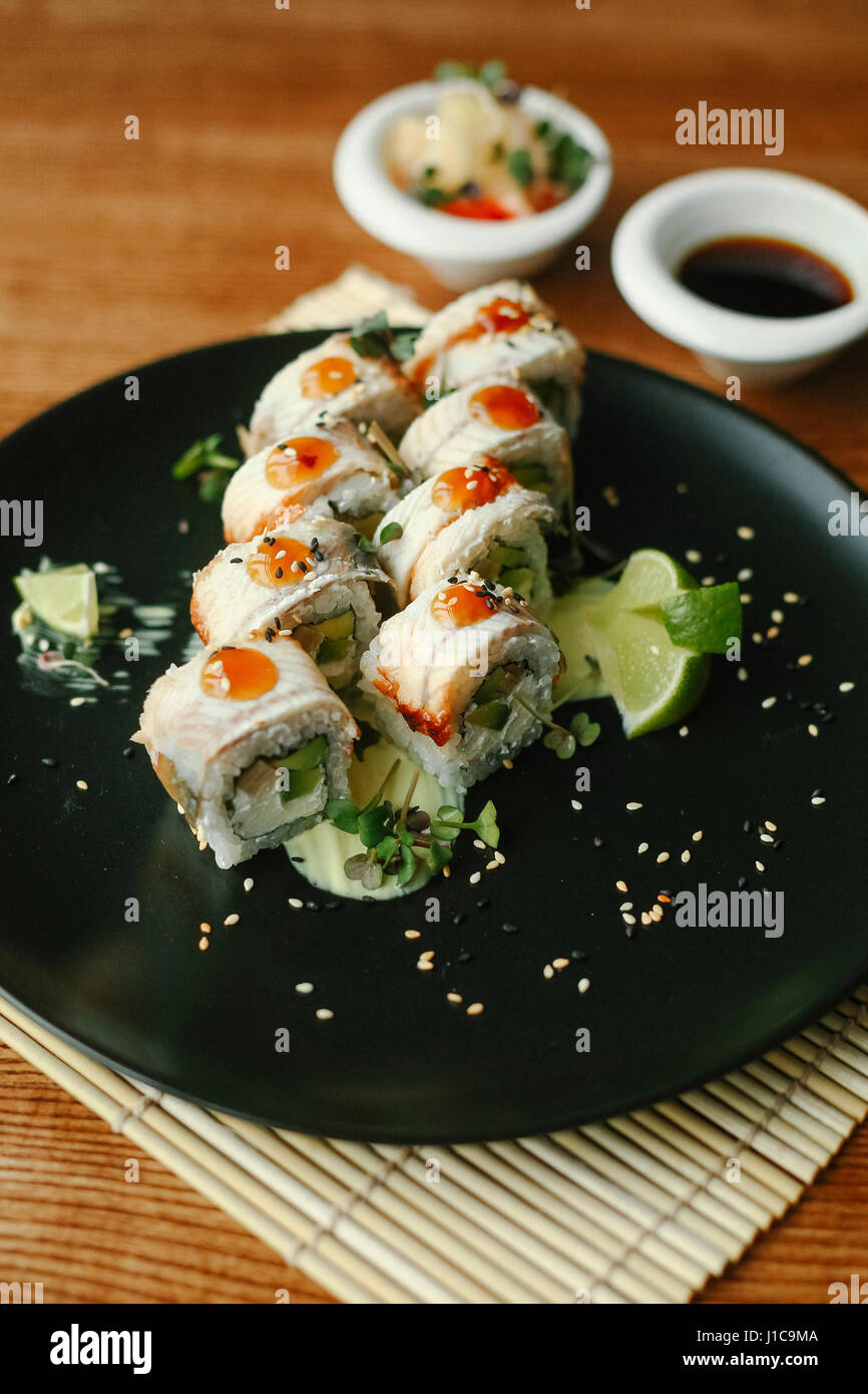 Sushi sulla zolla Foto Stock