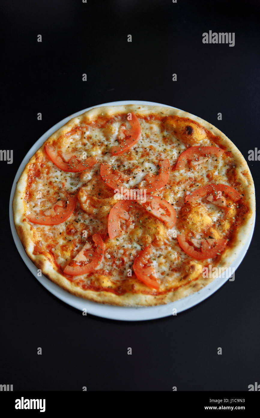 Gourmet pizza con pomodori Foto Stock