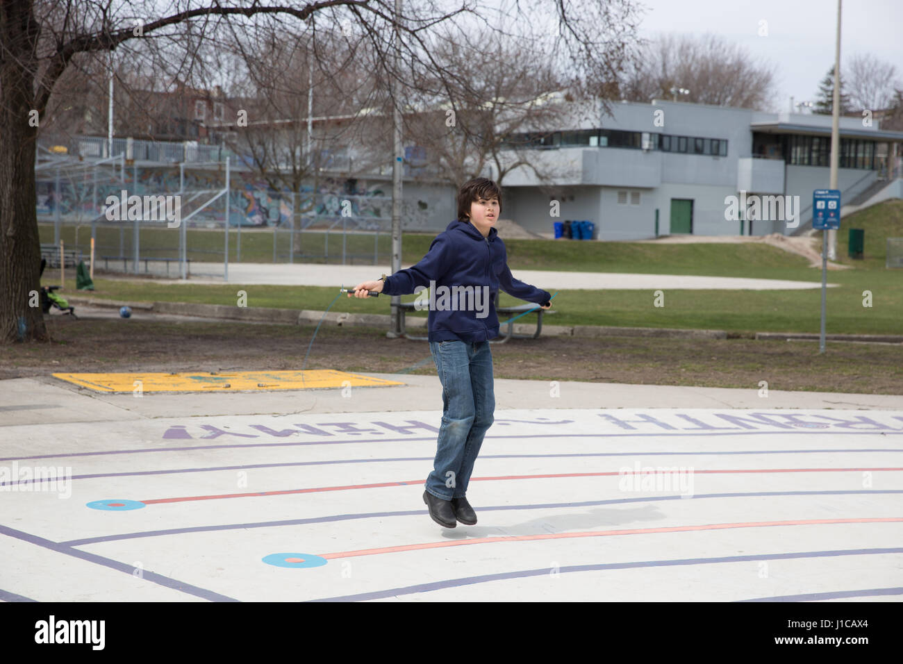 Dieci anni di Salta la corda sulla calda giornata di primavera di CHRISTIE BOX PARK A TORONTO IN CANADA. Foto Stock