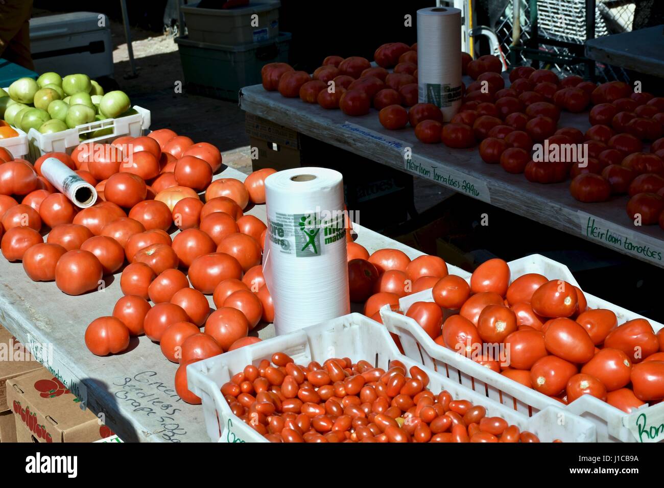 Prodotti locali freschi pomodori (Solanum Lycopersicum) al Charleston farmers market Foto Stock