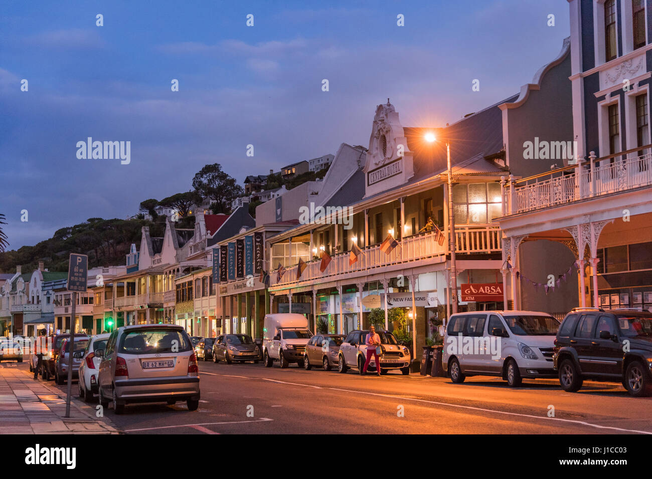 Strada principale con Vittoriano e Cape Dutch case, crepuscolo, Simonstown, Provincia del Capo Occidentale, Sud Africa Foto Stock