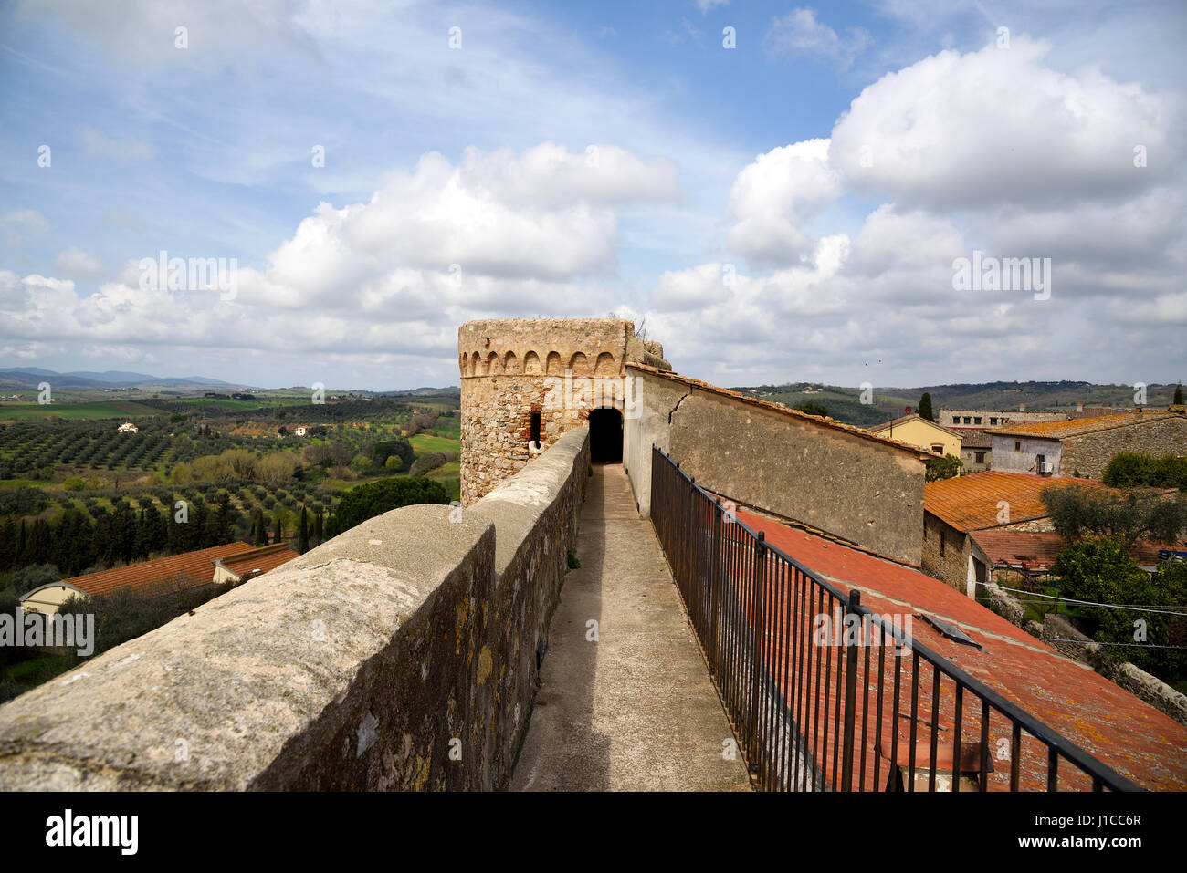 Le antiche mura e la torre di Magliano in Toscana, Italia Foto Stock