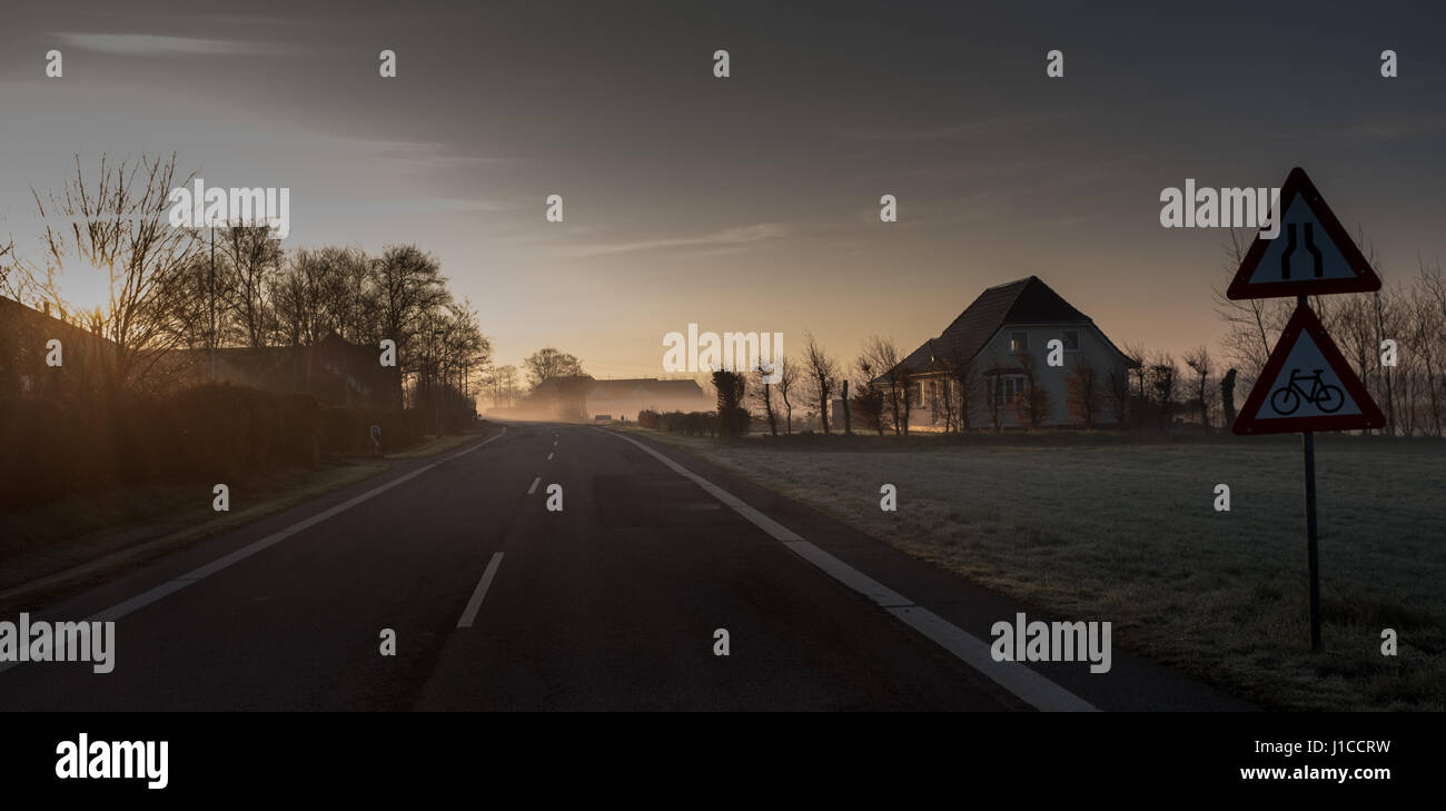 La mattina presto sorgere del sole e la nebbia su southern danese di terreni agricoli vicino Skaerbaek, Danimarca Foto Stock