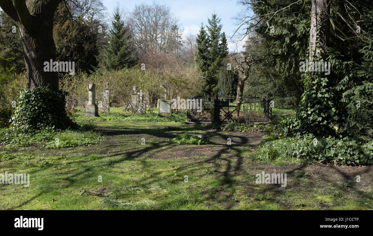 Una parte tranquilla di Assistens Kirkegård (cimitero), luogo di riposo notabili danese tra cui Hans Christian Andersen, in Nørrebro, Copenhagem, Danimarca Foto Stock