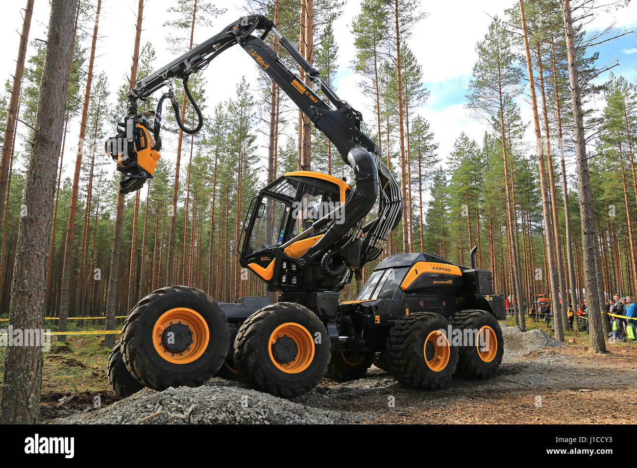 JAMSA, Finlandia - 1 Settembre 2016: Ponsse presenta harvester Scorpion re in una dimostrazione di lavoro sulle macchine pesanti exhibition FinnMETKO 2016 HO Foto Stock