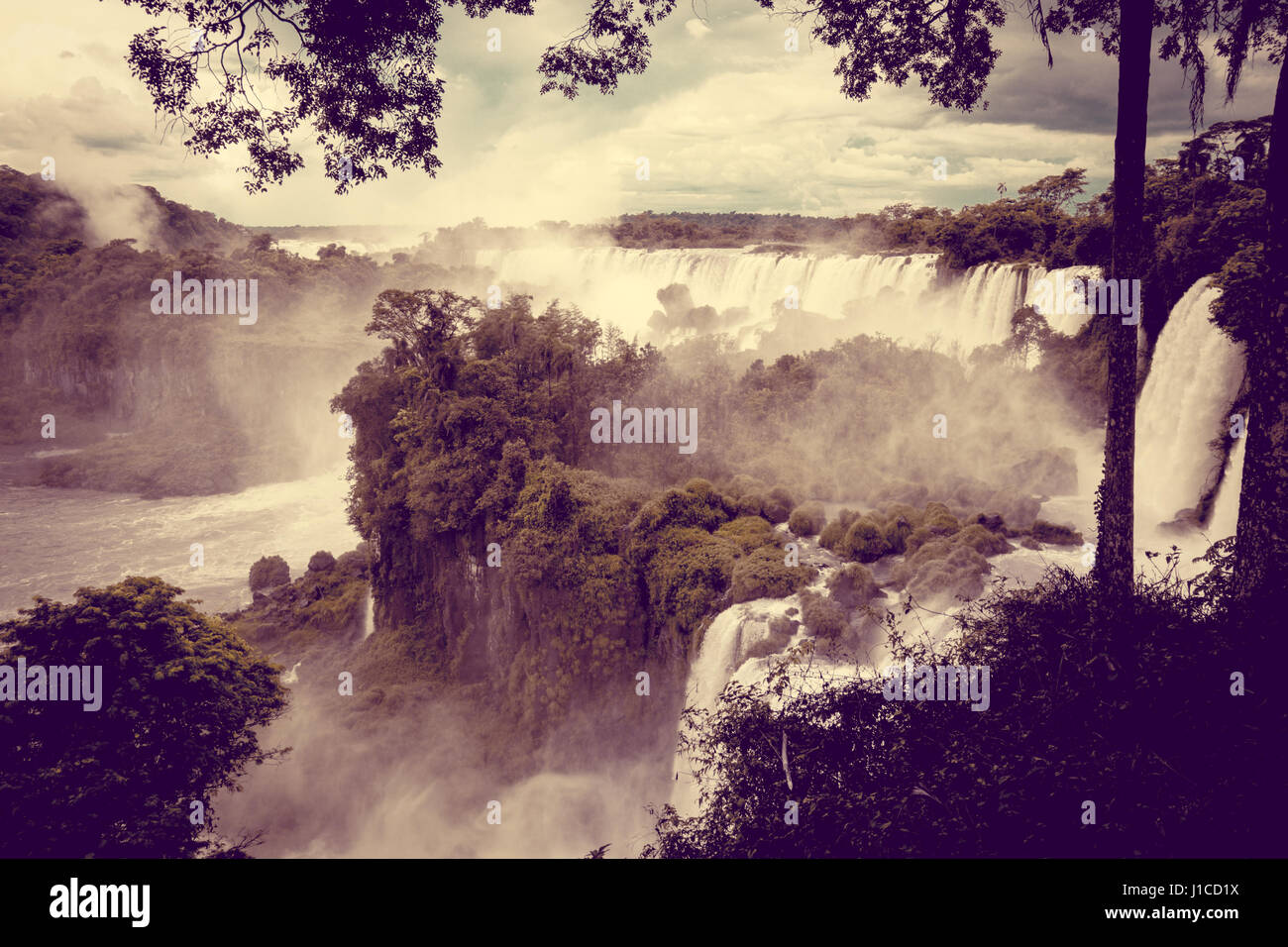 Iguazu Falls National Park. cascate tropicali e il paesaggio della foresta pluviale. Effetto vintage Foto Stock