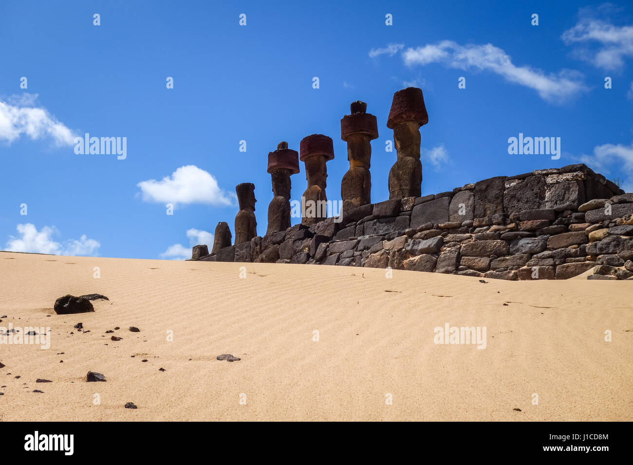 Moais statue sito ahu Nao Nao sulla spiaggia di Anakena, isola di pasqua, Cile Foto Stock