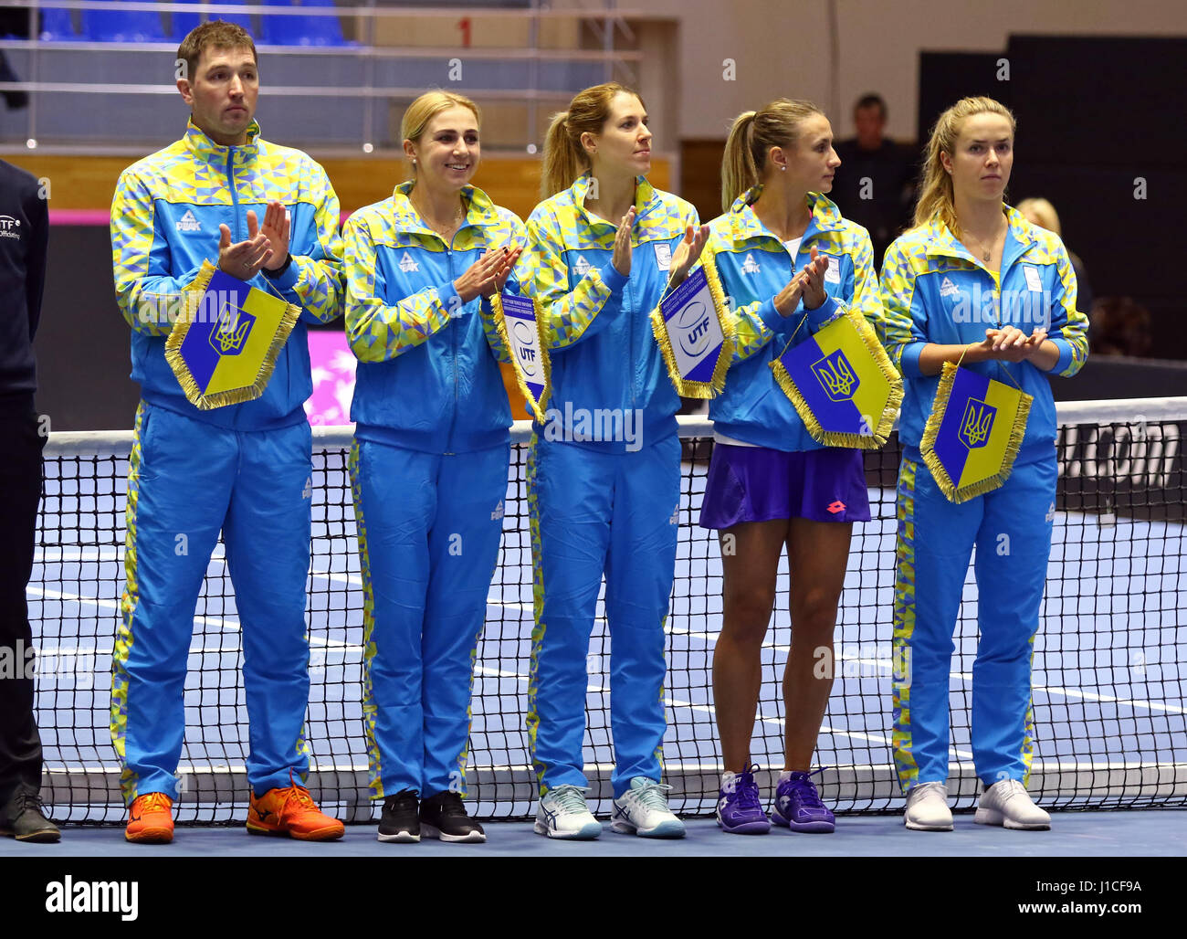 KHARKIV, Ucraina - 11 febbraio 2017: Ucraina National Tennis Team (da R a L: Elina SVITOLINA, L.TSURENKO, O.SAVCHUK, L.KICHENOK, Capitano M.FILIMA) Foto Stock