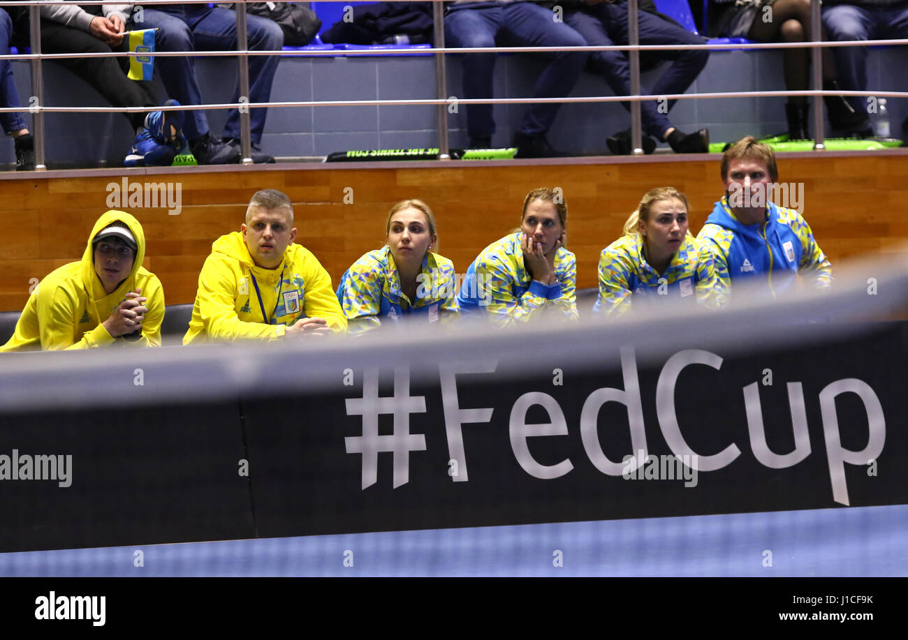 KHARKIV, Ucraina - 11 febbraio 2017: Ucraina National Tennis Team (O.SAVCHUK, L.KICHENOK e altri) Guarda il BNP Paribas FedCup partita contro l'Austral Foto Stock