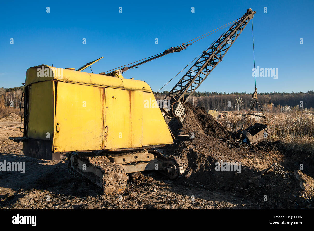 Vecchio escavatore dragline sul sito di estrazione della torba Foto Stock