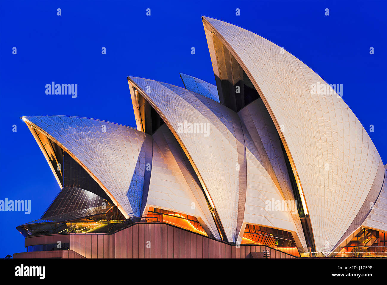Sydney, Australia 15 Novembre 2016: - close-up frammento della Sydney Opera House con illuminazione calda al tramonto contro il cielo blu. Mondo iconico e Aust Foto Stock