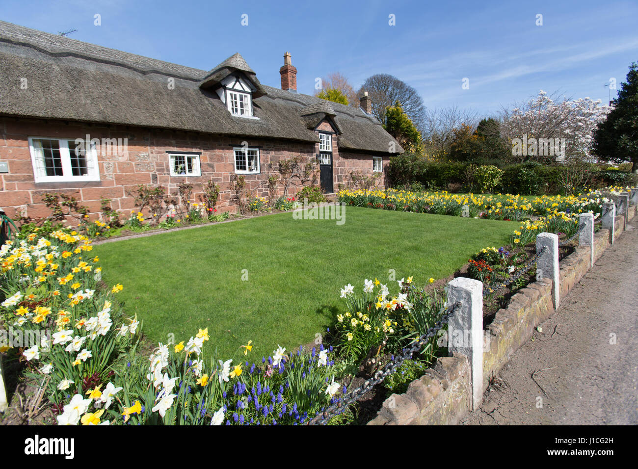 Villaggio di Burton, Inghilterra. Vista la molla del pittoresco villaggio di Burton, sulla penisola di Wirral. Foto Stock