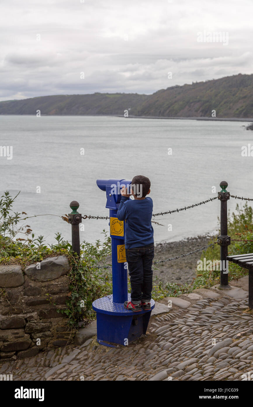 Un ragazzino guardando attraverso il telescopio,Devon, Inghilterra Foto Stock