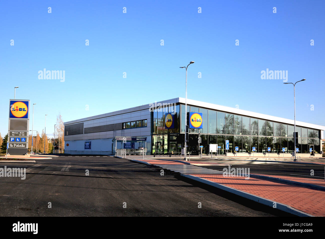 HALIKKO, Finlandia - 8 ottobre 2016: il nuovo supermercato Lidl in Halikko. Lo sconto della catena di supermercati Lidl Stiftung & Co. KG ha attualmente 152 store Foto Stock