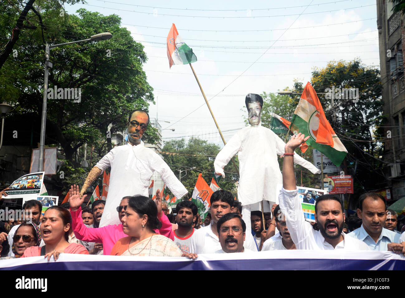 Kolkata, India. Xx Apr, 2017. Attivista della gioventù si sono stretti con poster chiedendo l arresto dei leader di TMC. Il Bengala Occidentale Pradesh Congresso della Gioventù attivista di protesta contro il governo statale e chiesto l arresto di Trinamool Congress leader compreso il sindaco e vice sindaco che sono coinvolti nella truffa Narada. Credito: Saikat Paolo/Pacific Press/Alamy Live News Foto Stock