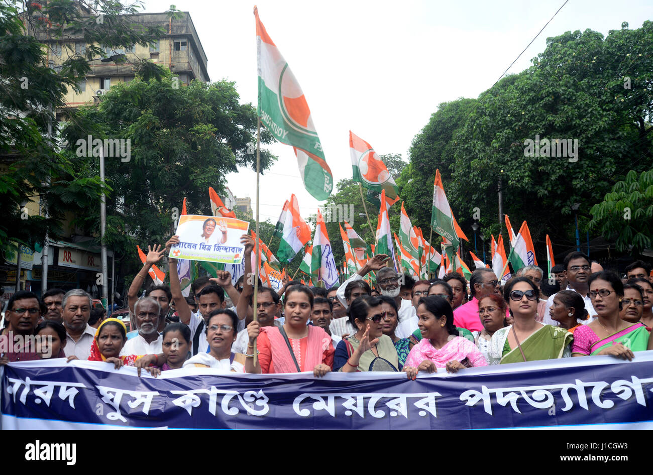 Kolkata, India. Xx Apr, 2017. Attivista della gioventù si sono stretti con poster chiedendo l arresto dei leader di TMC. Il Bengala Occidentale Pradesh Congresso della Gioventù attivista di protesta contro il governo statale e chiesto l arresto di Trinamool Congress leader compreso il sindaco e vice sindaco che sono coinvolti nella truffa Narada. Credito: Saikat Paolo/Pacific Press/Alamy Live News Foto Stock