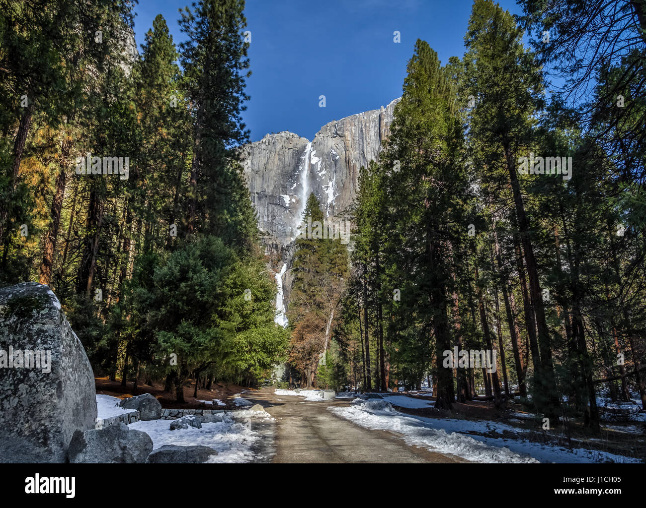 Superiore e inferiore di Yosemite Falls - Yosemite National Park, California, Stati Uniti d'America Foto Stock