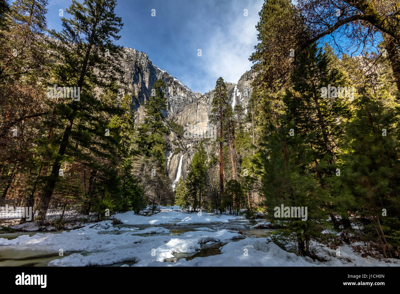 Superiore e inferiore di Yosemite Falls - Yosemite National Park, California, Stati Uniti d'America Foto Stock