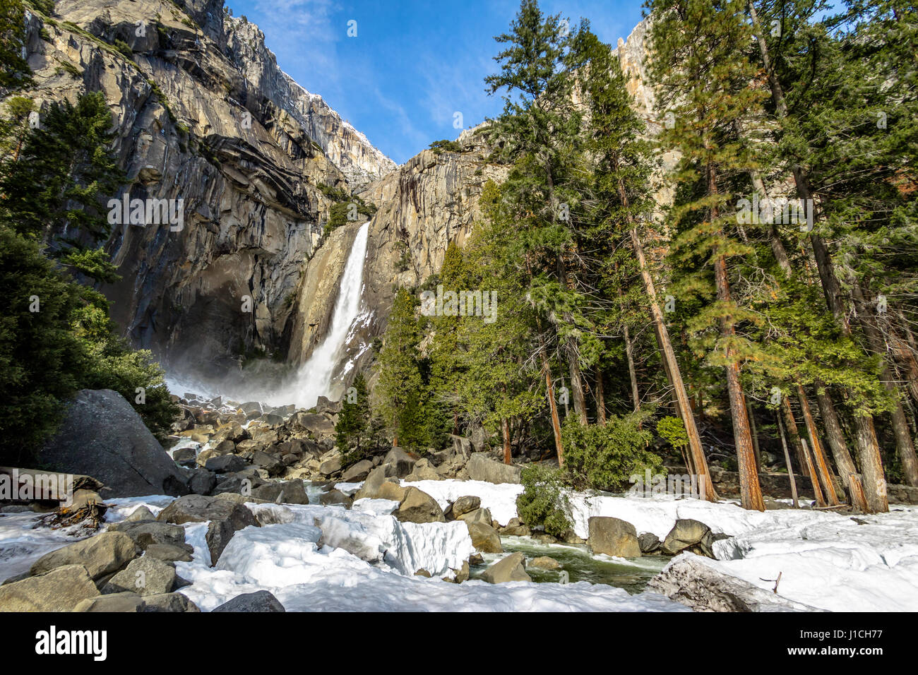 Abbassare Yosemite Falls in inverno - Yosemite National Park, California, Stati Uniti d'America Foto Stock