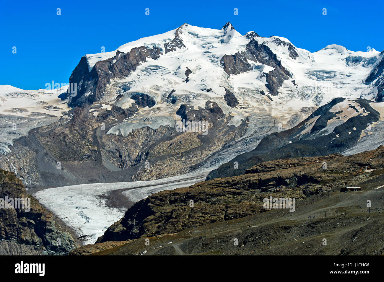 Monte Rosa massiccio con picchi principali Nordend e Dufour e ghiacciai Grenzgletscher e Gornergletscher sul fondo, Zermatt, Vallese, Svizzera Foto Stock