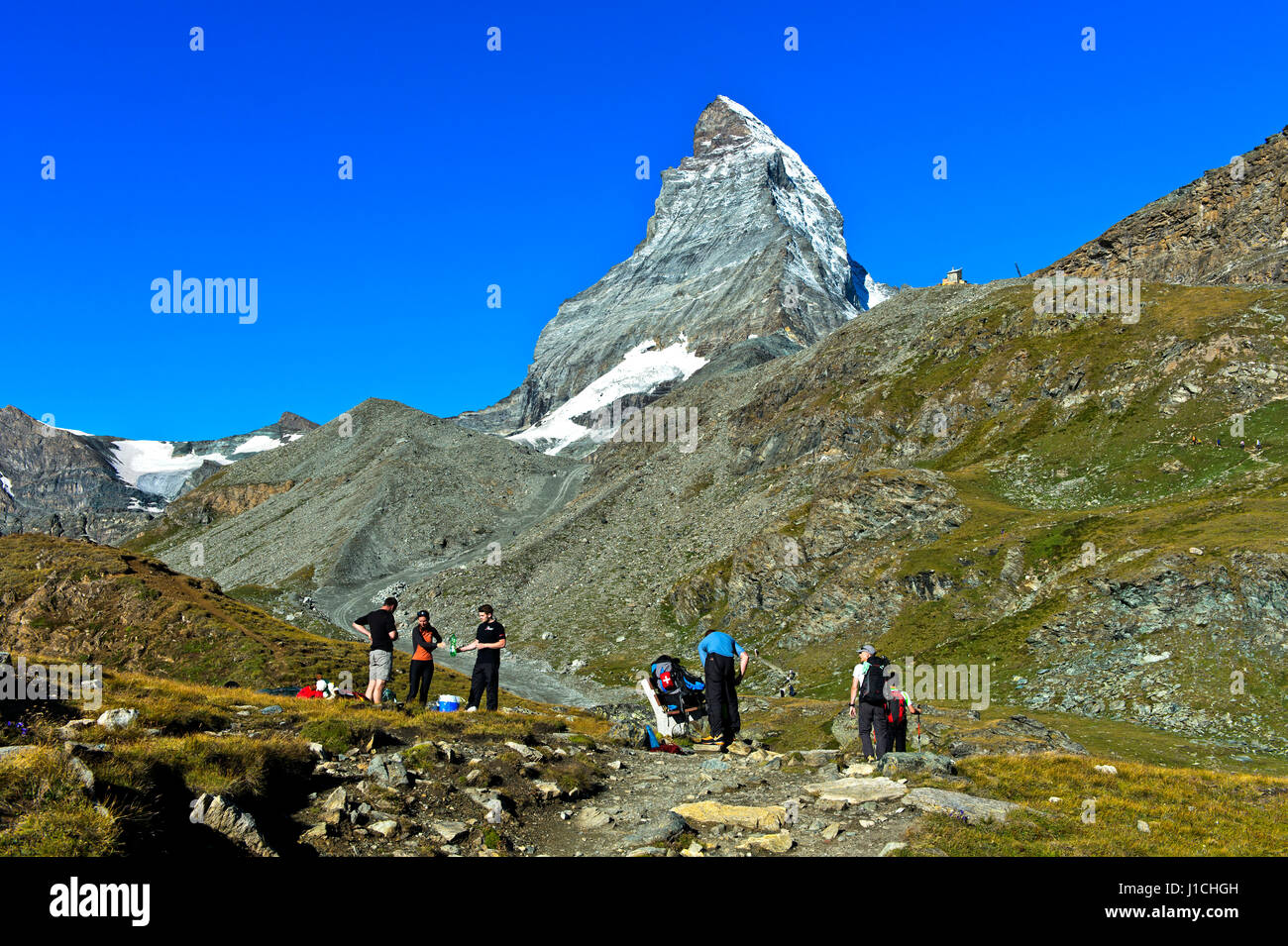 Gli escursionisti di fronte al picco sul Cervino, Zermatt, Vallese, Svizzera Foto Stock
