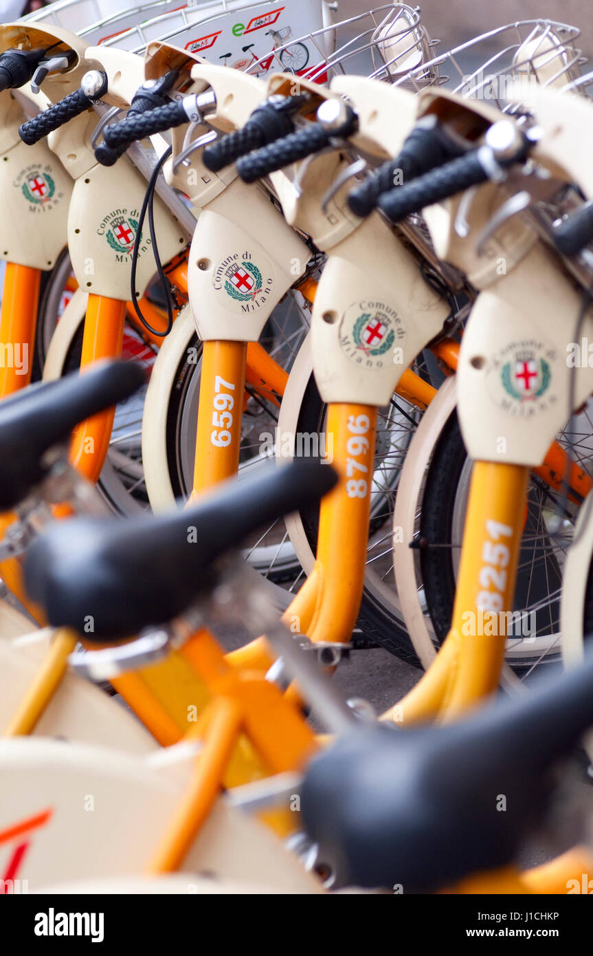 L'Italia, Lombardia, Milano, bike sharing, Parcheggio stazione di noleggio di biciclette Foto Stock