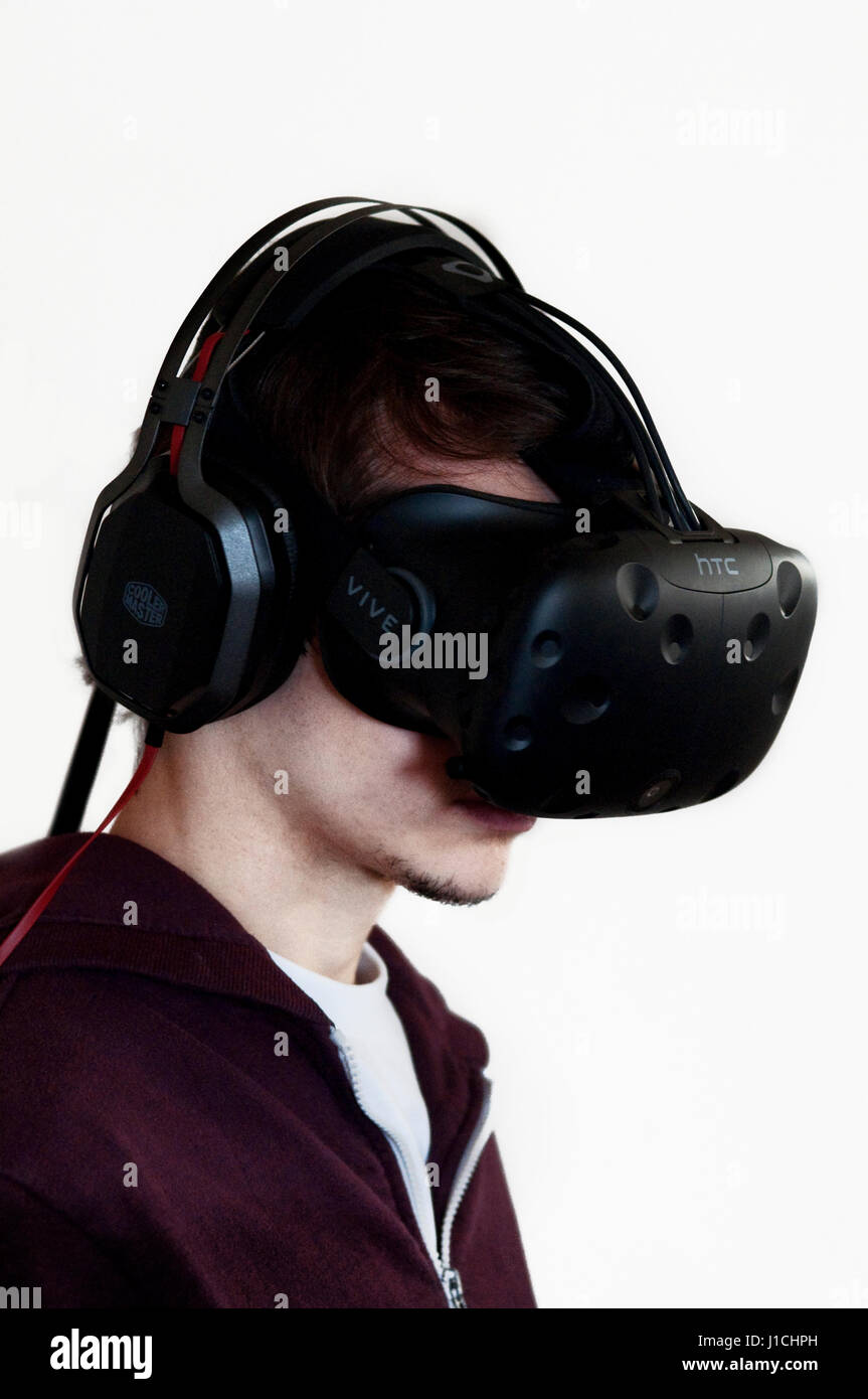 L'uomo cerca la realtà virtuale HTC Vive auricolare Foto stock - Alamy
