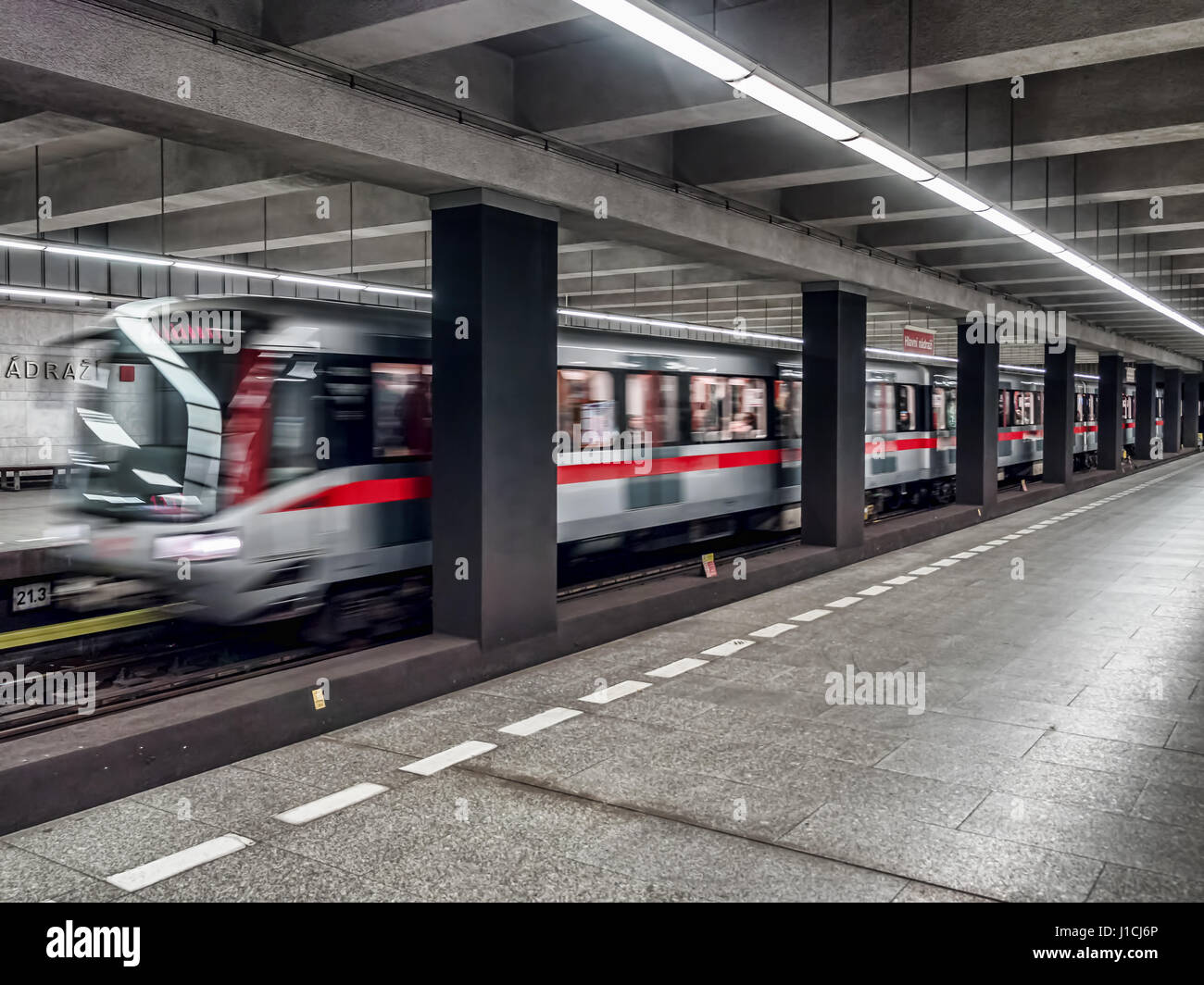 Praga, Repubblica Ceca - 5 Marzo 2017: Praga metropolitana treno lasciando la piattaforma Foto Stock