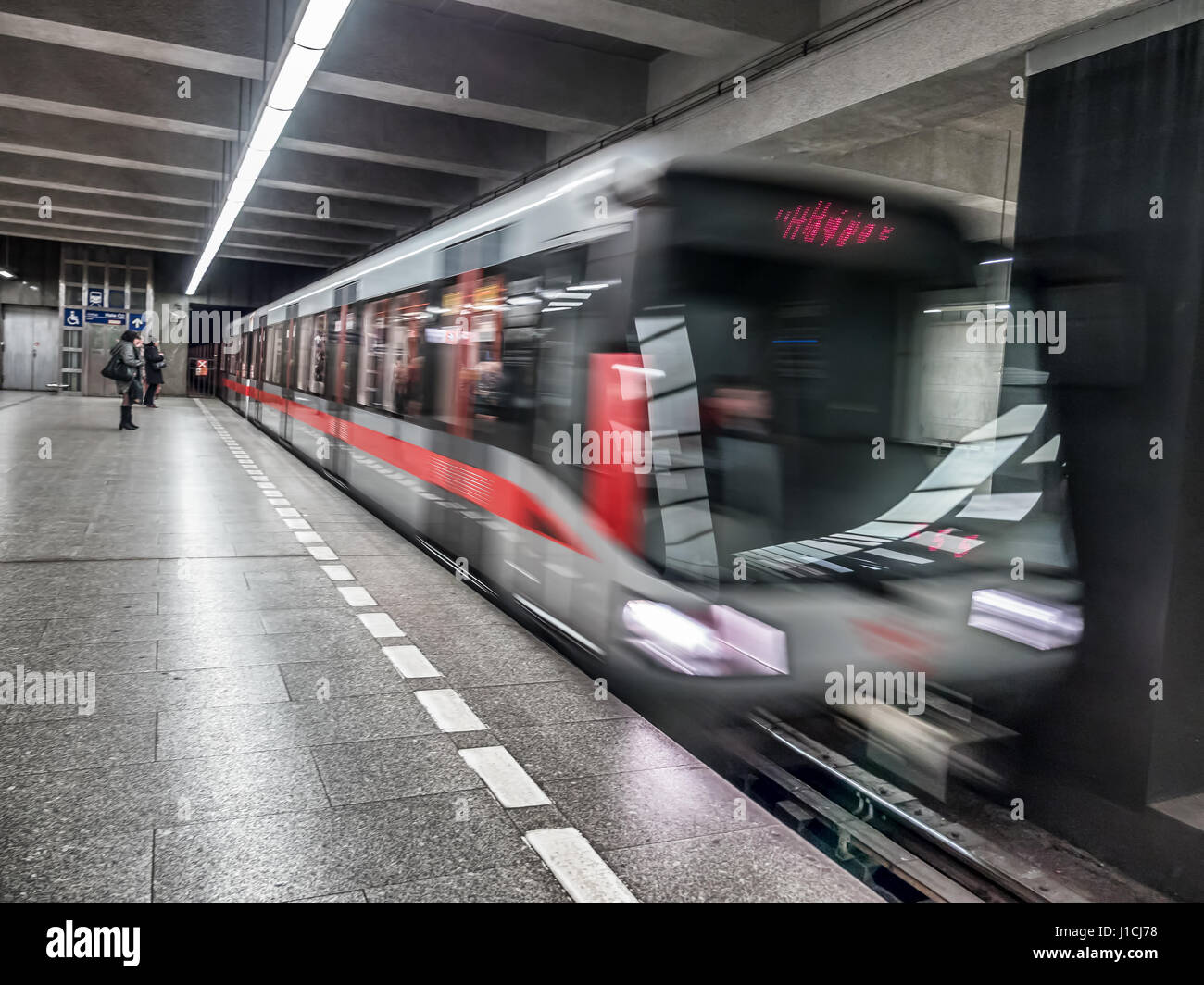 Praga, Repubblica Ceca - 5 Marzo 2017: Praga metropolitana treno lasciando la piattaforma Foto Stock