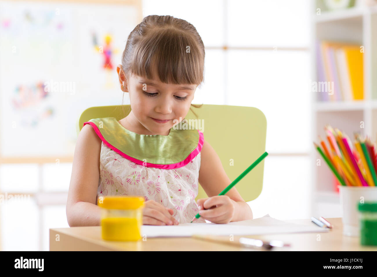 Grazioso piccolo bambino preschooler disegno a casa Foto Stock