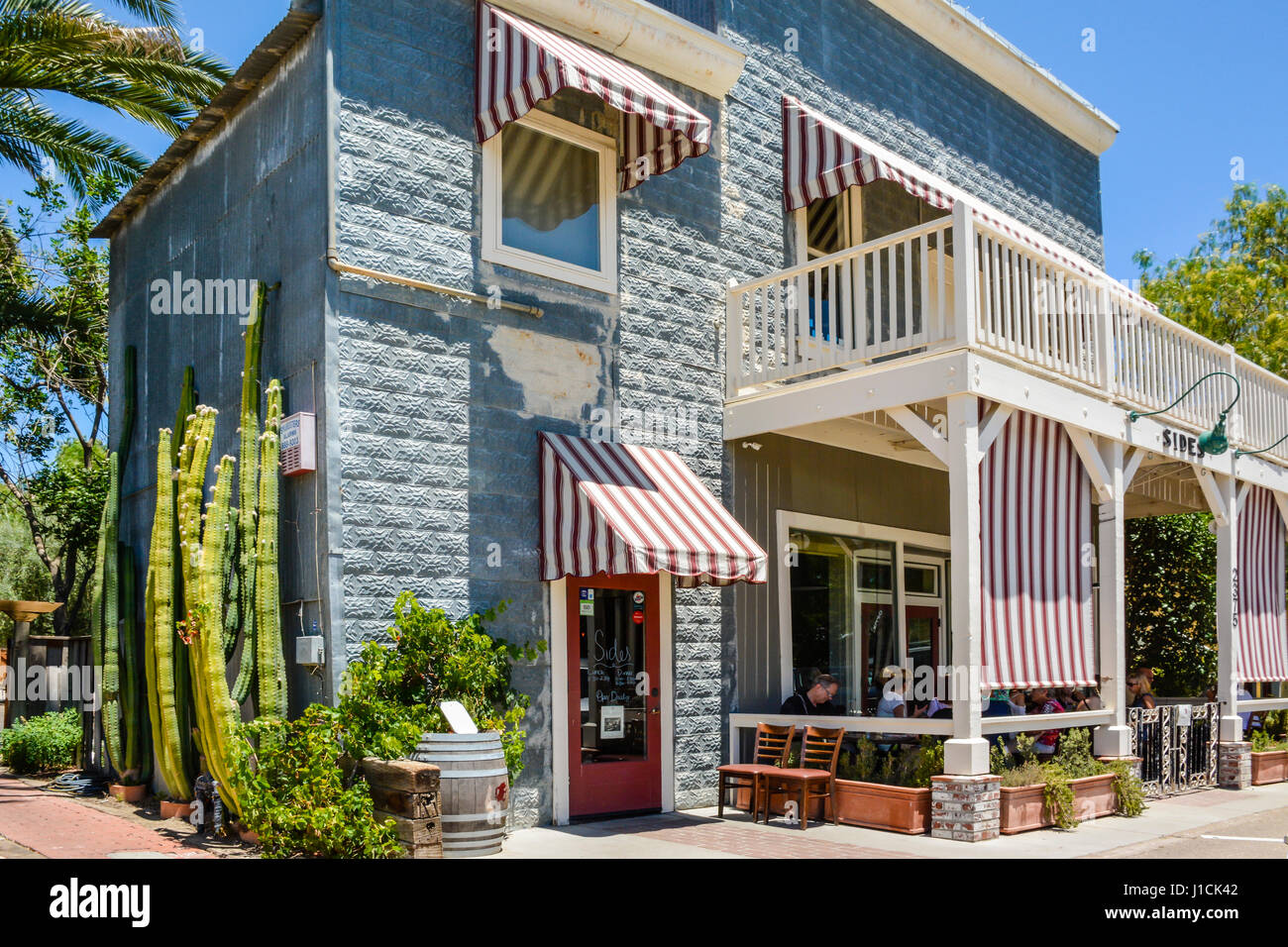 Un vintage edificio in metallo con cacti fascino paesaggistico patroni sul patio di lati Hardware & Scarpe ristorante in CA wine country, in Los Olivos, CA Foto Stock Un vintage edificio in metallo con cacti fascino paesaggistico patroni sul patio di lati Hardware & Scarpe ristorante in CA wine country, in Los Olivos, CA Foto Stock