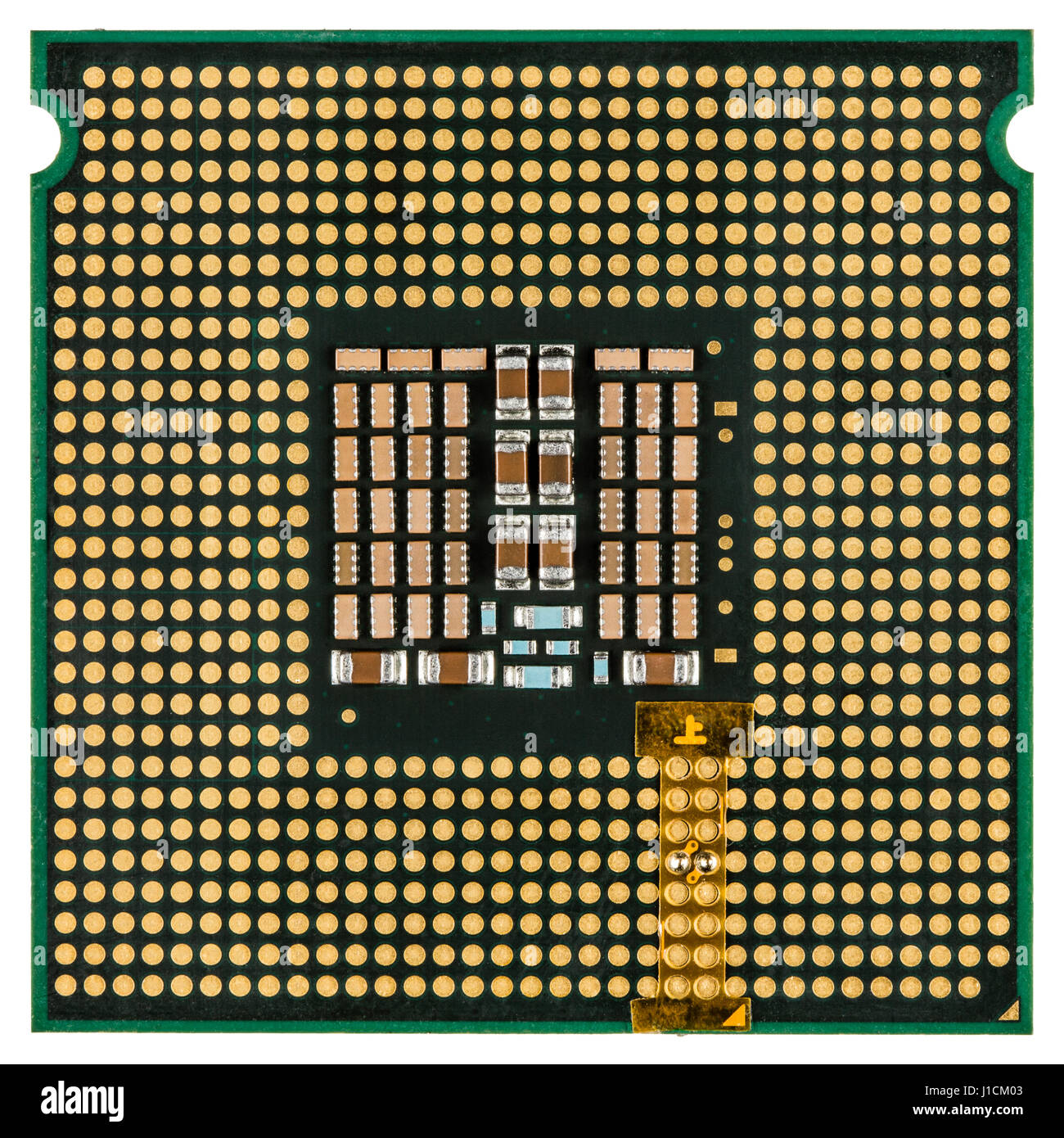 Processore per computer con un adattatore montato, CPU multicore, isolato su sfondo bianco Foto Stock