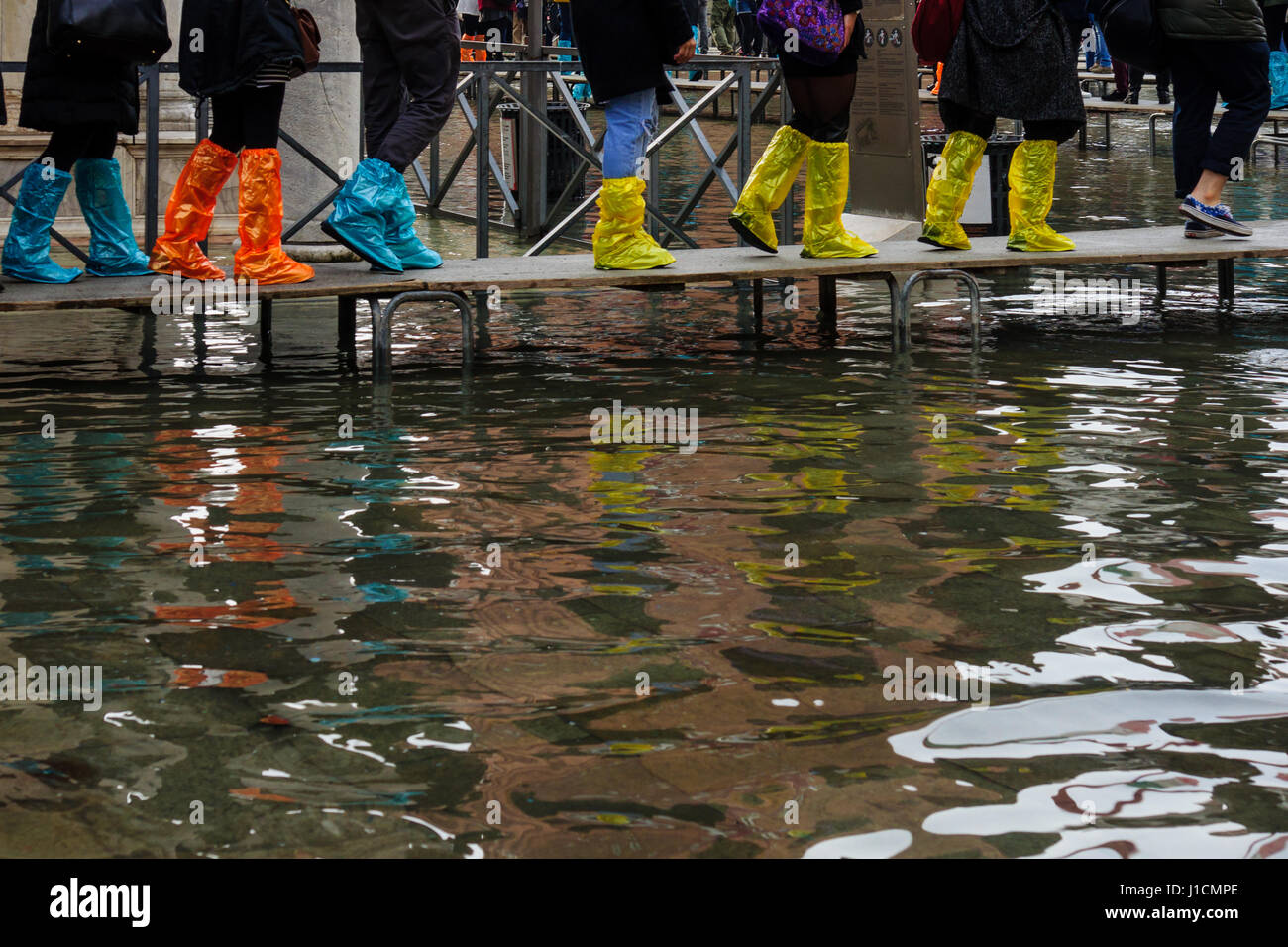 Scarpe e altre calzature utilizzate in acqua alta (Acqua Alta) a Venezia,  Veneto, Italia Foto stock - Alamy