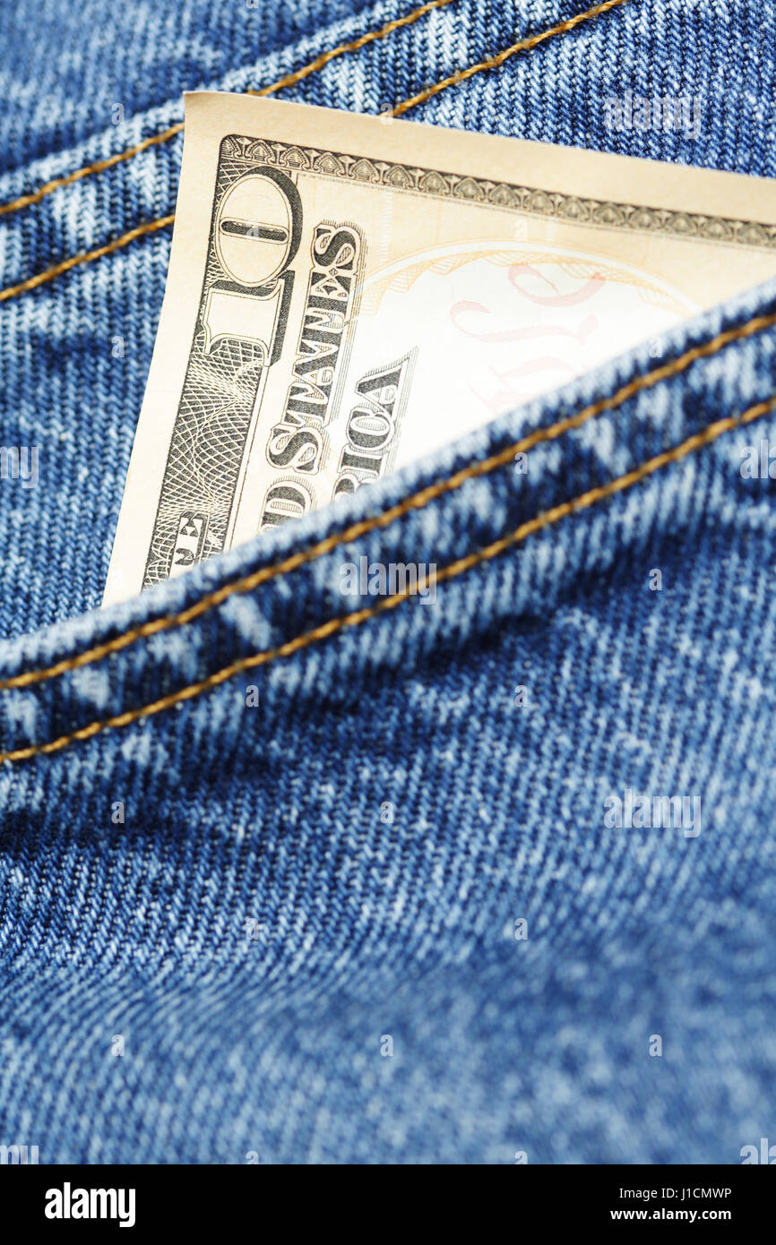 Un colpo di dieci dollari bill sul retro di un jeans blu pocket Foto Stock