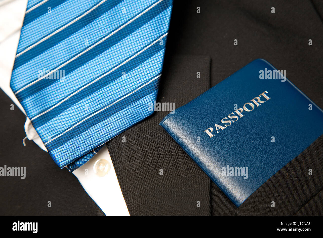 Un colpo di indossare giacca e cravatta e un passaporto, può essere utilizzata per viaggi di concetto Foto Stock