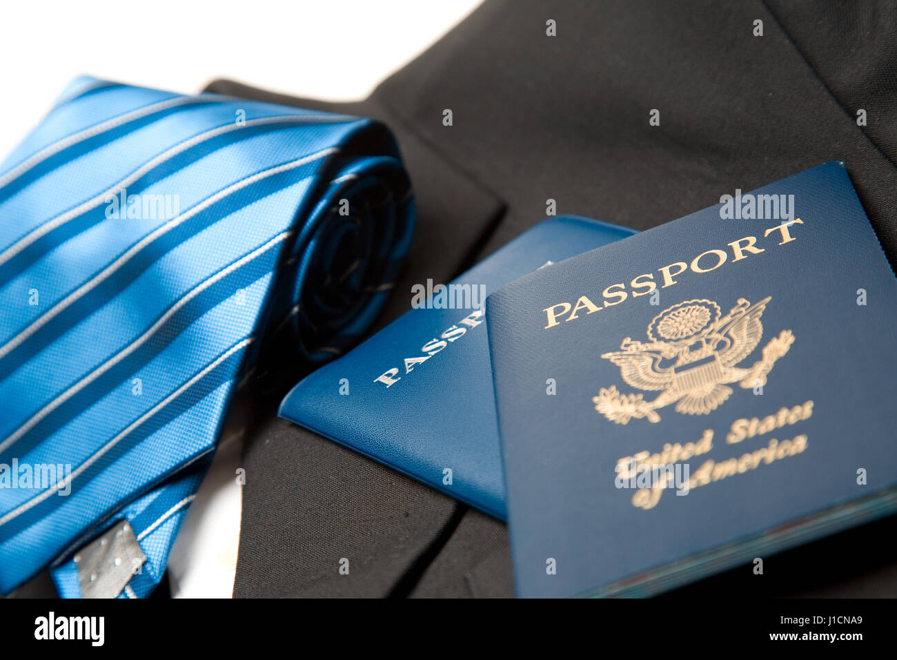 Un colpo di indossare giacca e cravatta e passaporti, può essere utilizzata per viaggi di concetto Foto Stock