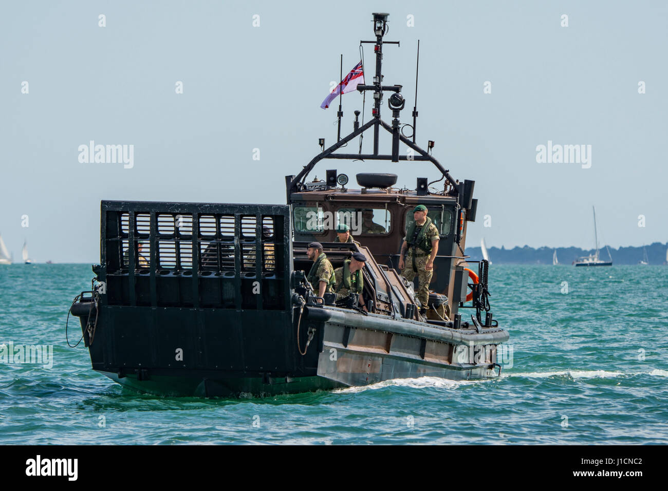 Royal Marines Mk5 LCVP landing craft avvicinando alla spiaggia a Southsea, Portsmouth, Regno Unito il 25 luglio 2015. Foto Stock