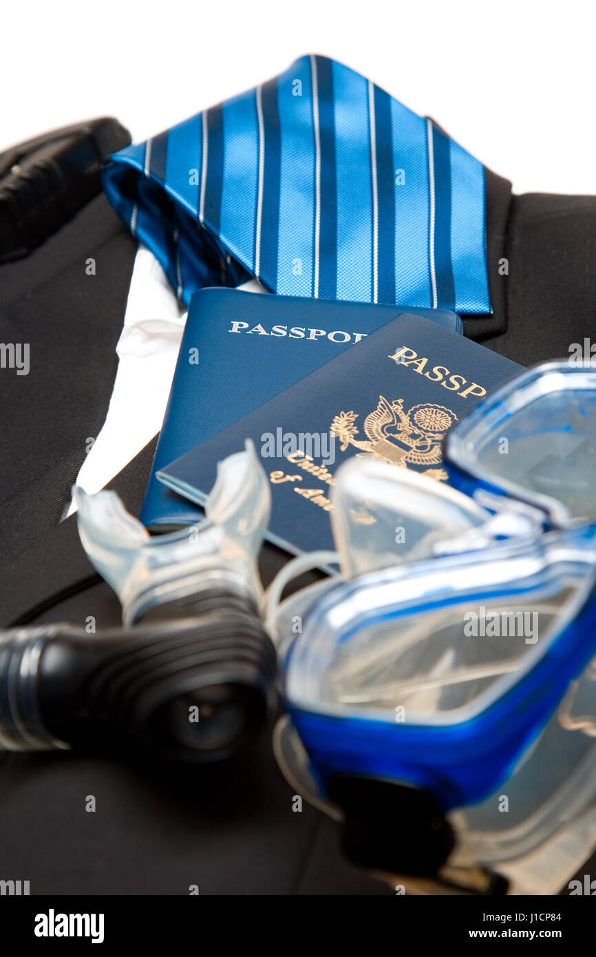 Un colpo di indossare giacca e cravatta e dei passaporti e equipaggiamento da snorkelling, può essere utilizzata per viaggi di concetto Foto Stock