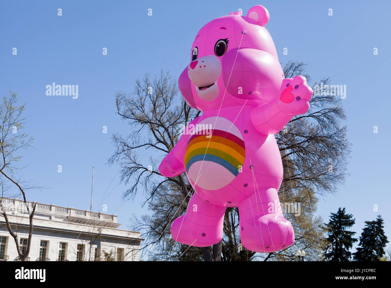 Cherry Blossom Festival Teddy Bear galleggiante decorato con una patch arcobaleno - Washington, DC USA Foto Stock