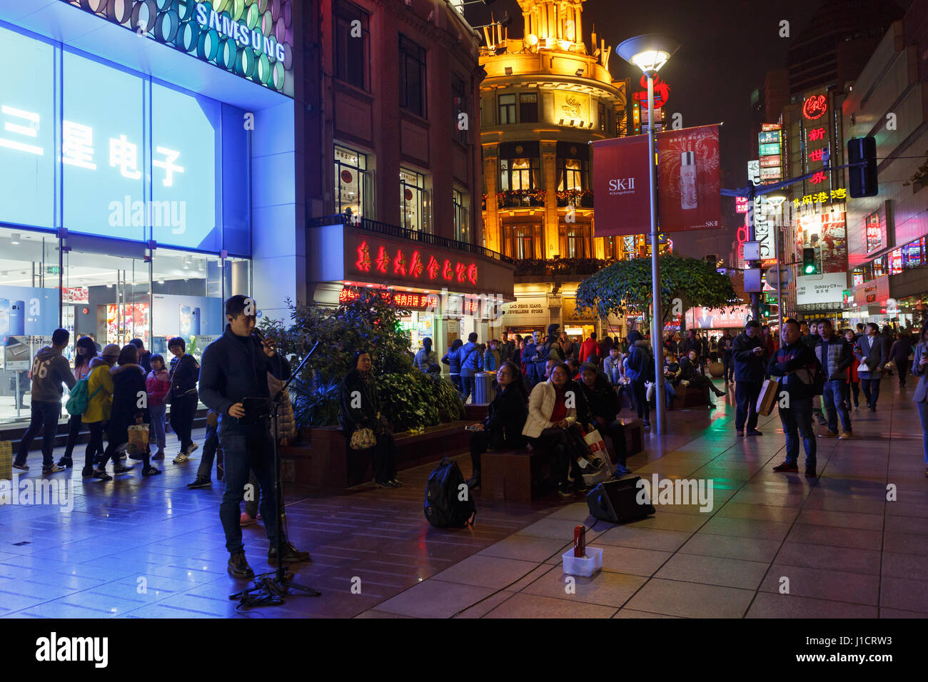 Shanghai,Cina - il 19 dicembre 2016 ,Nanjing Road strada commerciale di scena a crepuscolo,artisti di strada in Nanjing road Foto Stock