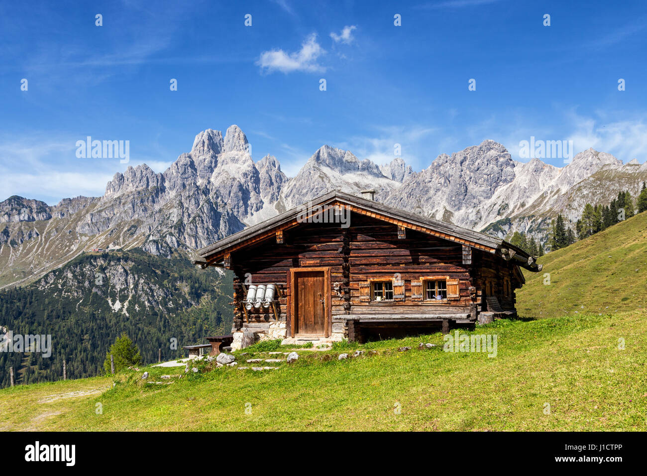 Tradizionale baita di montagna su pascoli nelle Alpi austriache Foto