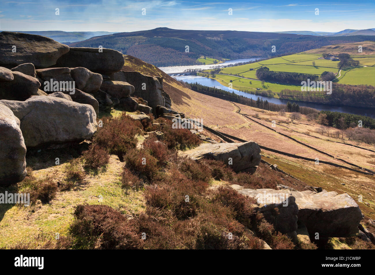 Winstone Lee Tor su bordo Derwent nel Parco Nazionale di Peak District Foto Stock